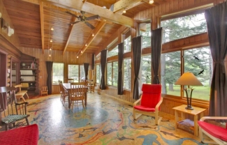 Stay in a unique artisan-crafted log cabin at Folk Tree Lodge