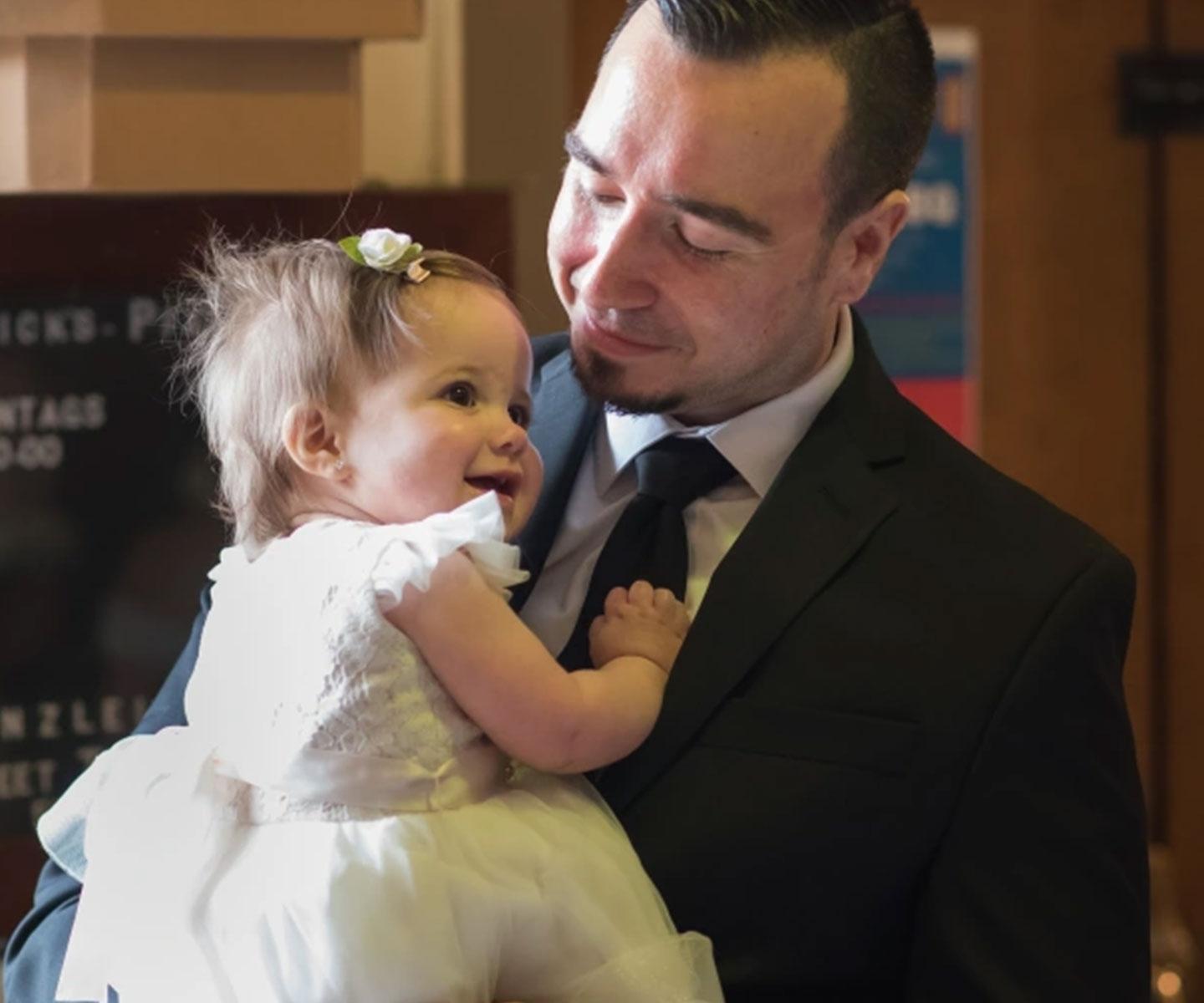 Adam Coletta, receveur de sang et de cellules souches, tenant sa fille dans ses bras